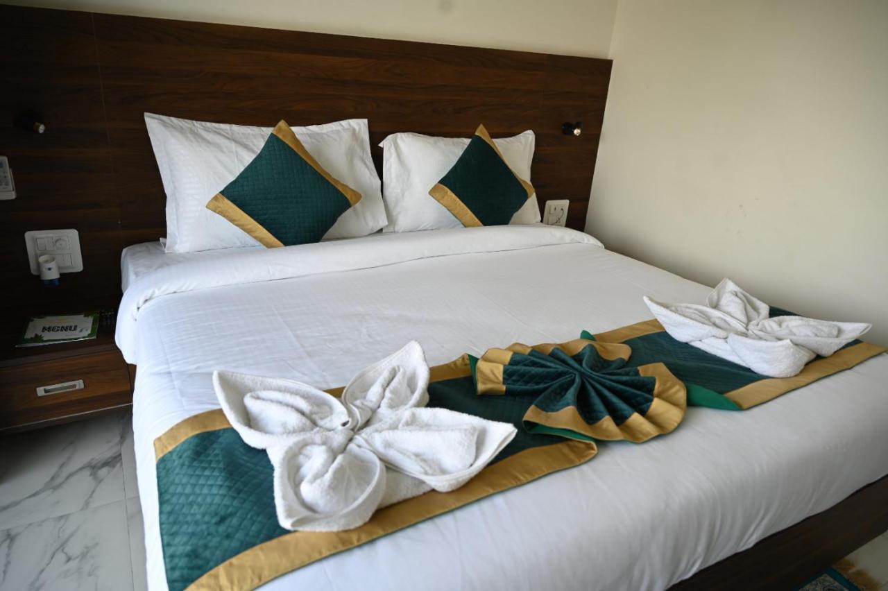 Hotel 7 Heaven Dehradun Eksteriør billede