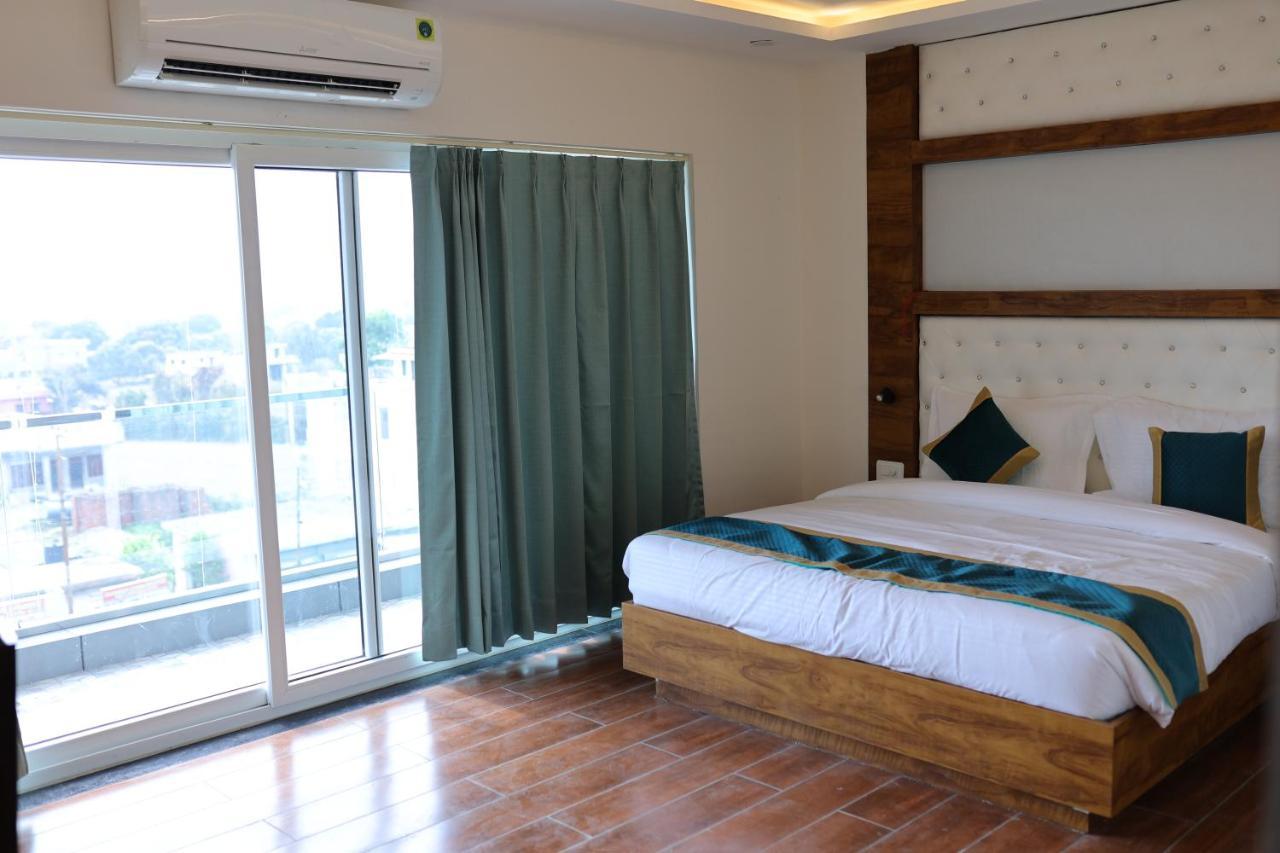 Hotel 7 Heaven Dehradun Eksteriør billede