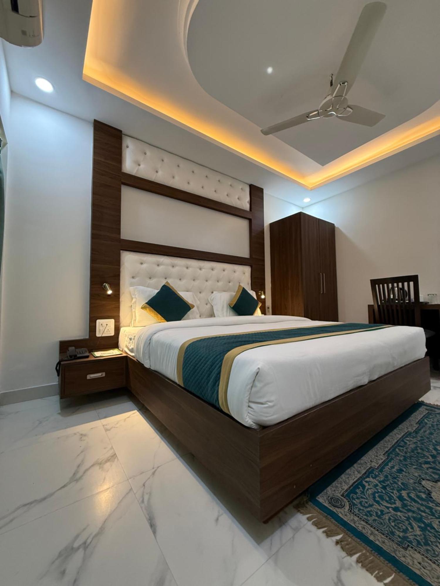 Hotel 7 Heaven Dehradun Eksteriør billede