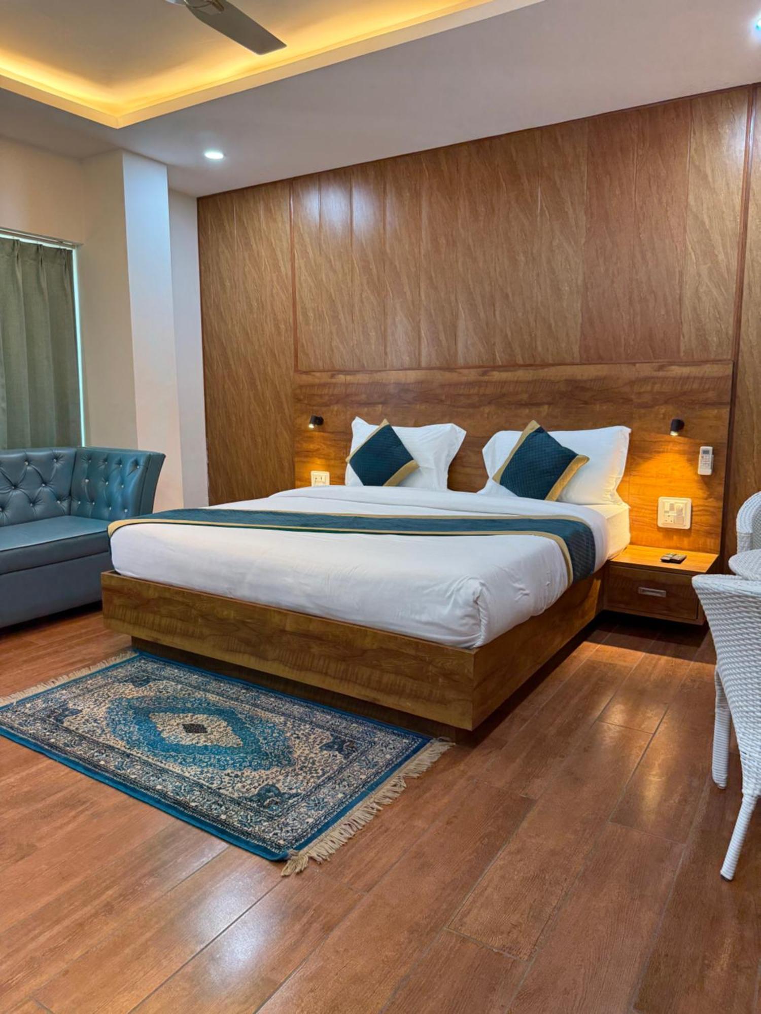 Hotel 7 Heaven Dehradun Eksteriør billede