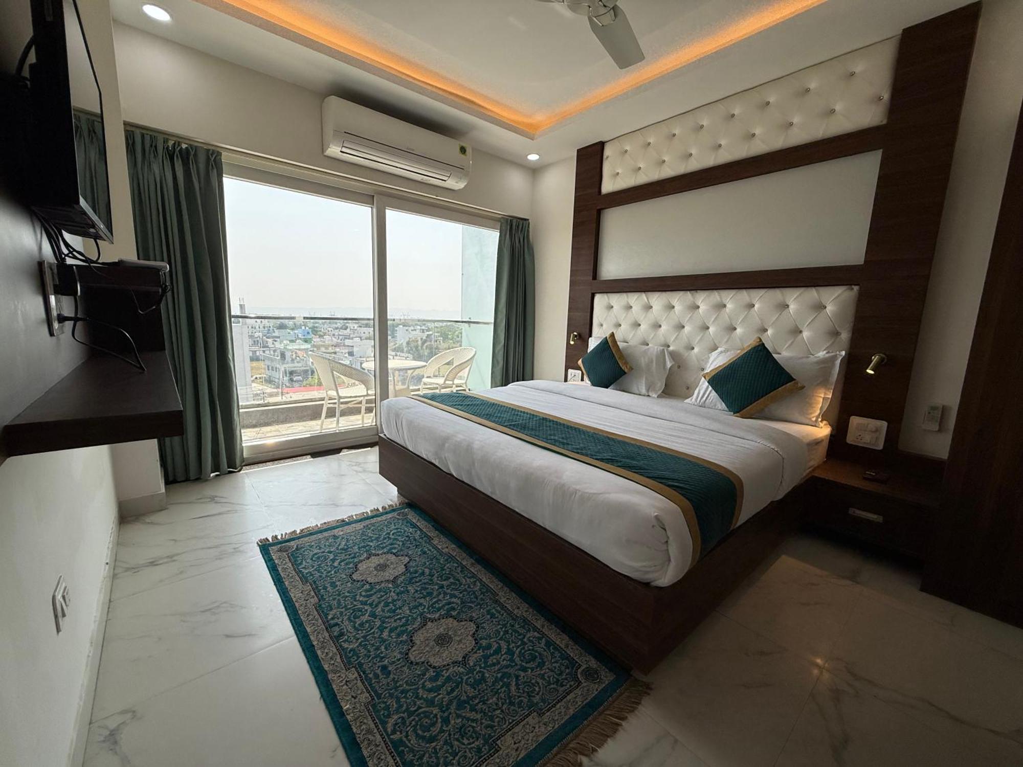 Hotel 7 Heaven Dehradun Eksteriør billede