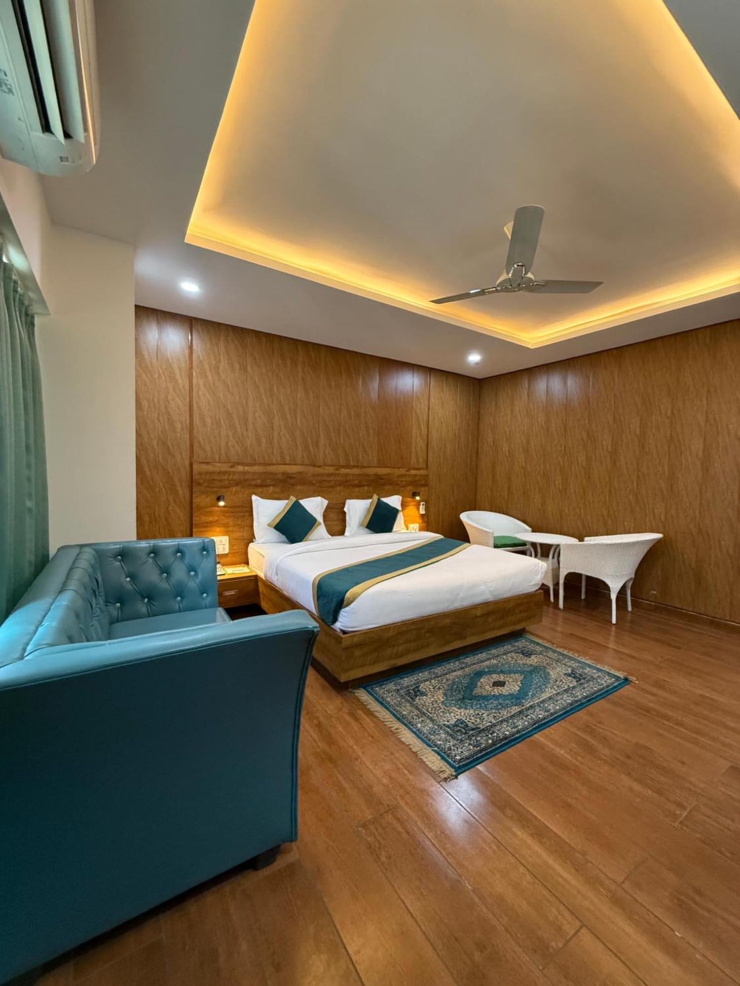 Hotel 7 Heaven Dehradun Eksteriør billede
