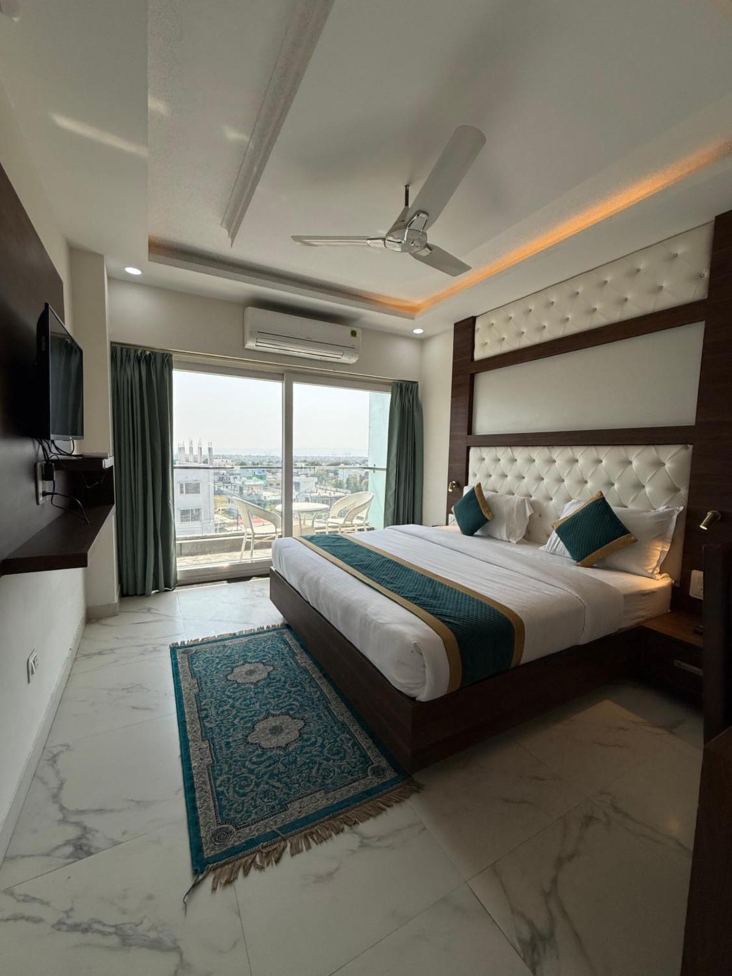 Hotel 7 Heaven Dehradun Eksteriør billede
