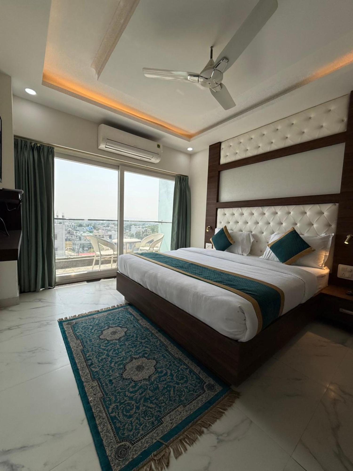 Hotel 7 Heaven Dehradun Eksteriør billede